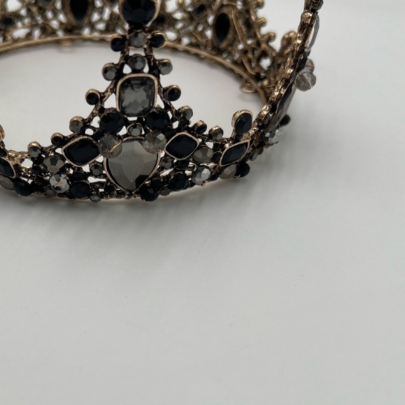 An Exquisite Vintage-Inspired Royal Crown - Picture 3 of 7